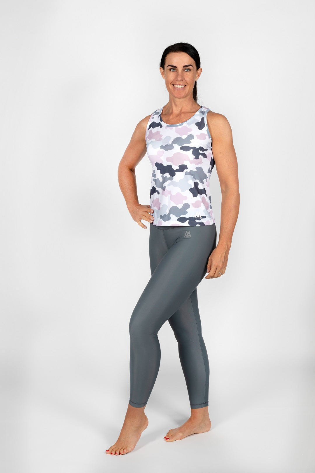 Graue 7/8 Leggings und Camouflage Design Tank Top von anmila sportswear – Vorderansicht