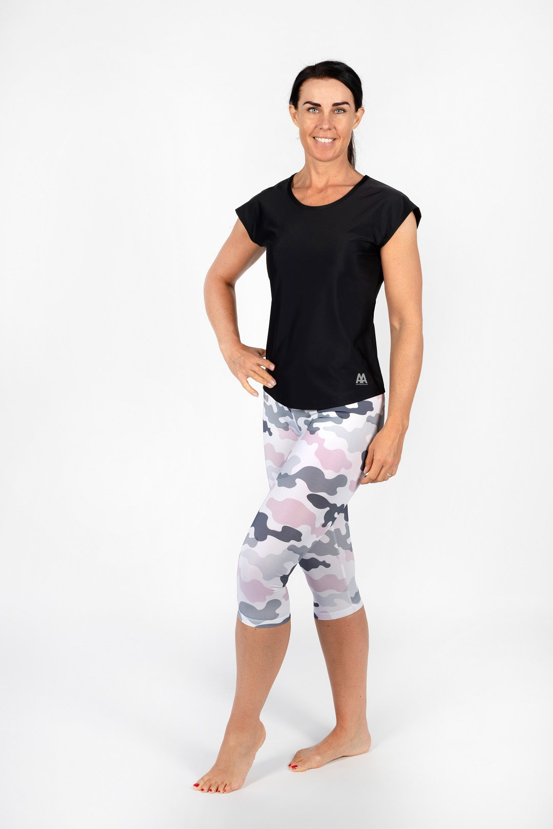 Camouflage Design 3/4 Leggings und schwarzes TShirt von anmila sportswear – Vorderansicht