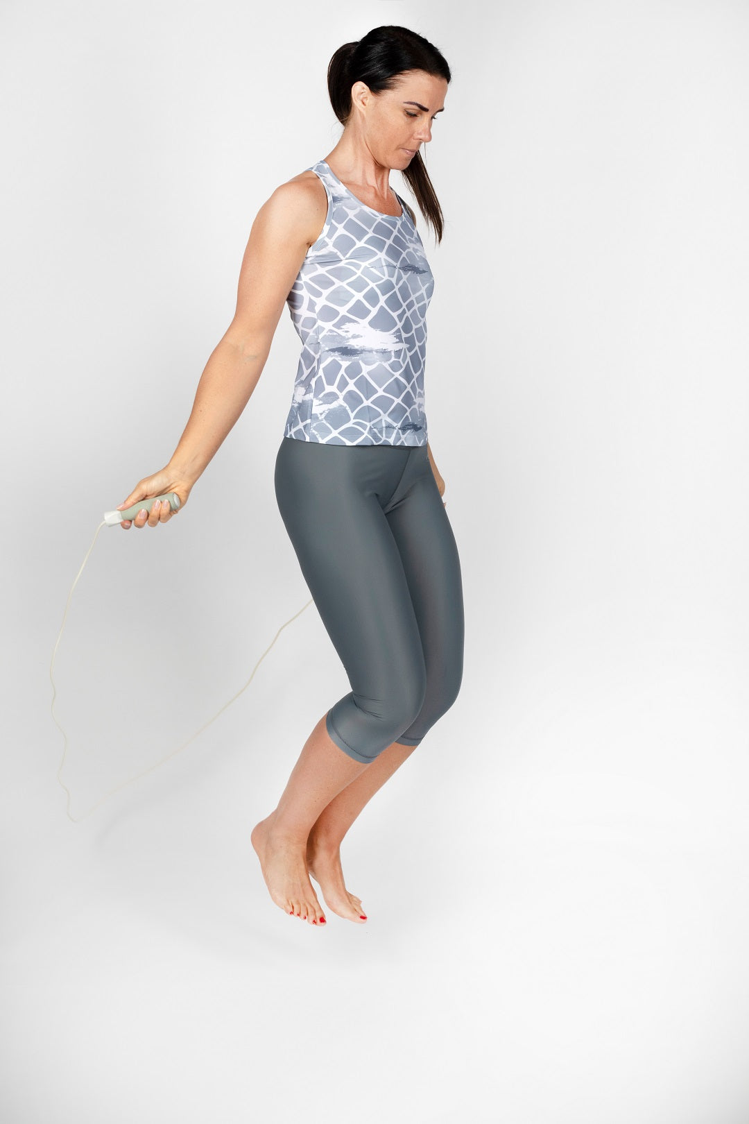 Graue 3/4 Leggings und Blurrred Design Tank Top von anmila sportswear – Ansicht 4