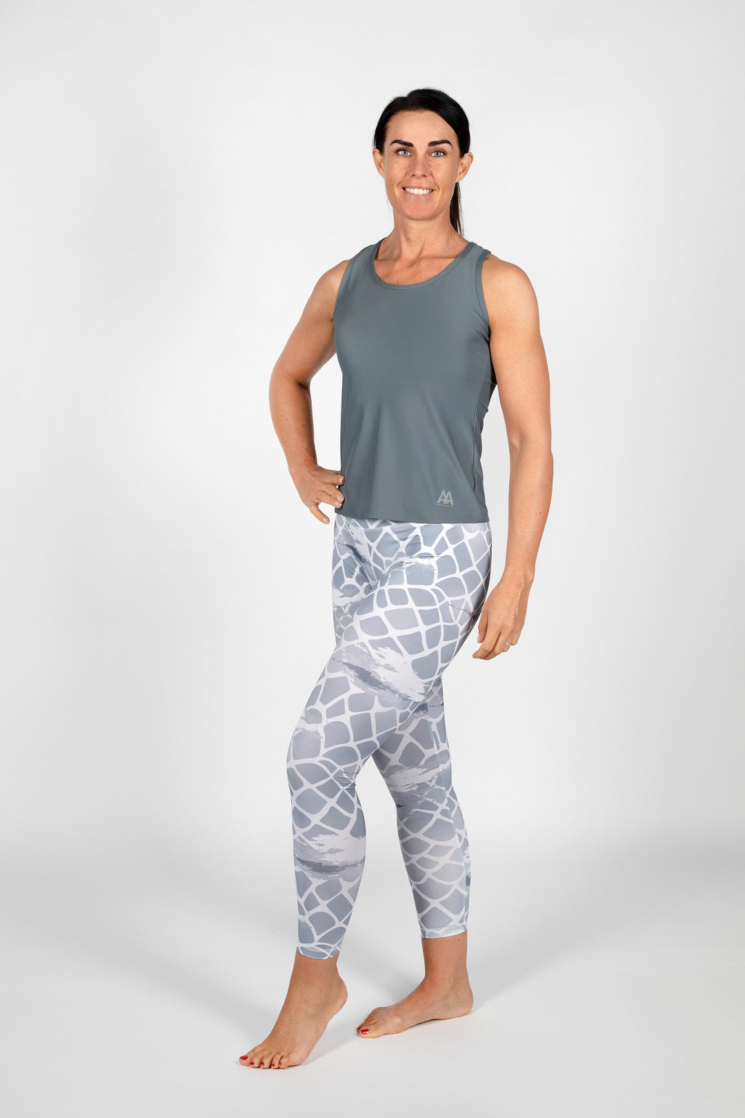 Blurred Design 7/8 Leggings und graues Tank Top von anmila sportswear – Vorderansicht