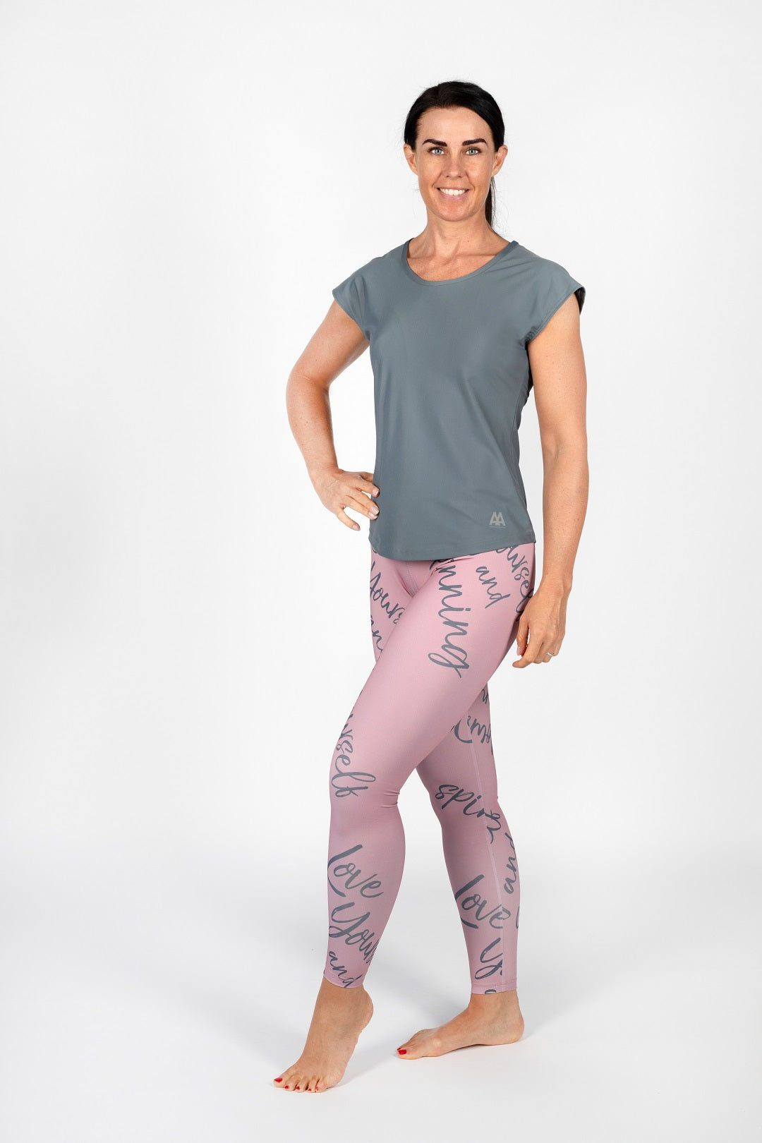Brushstroke Design 7/8 Leggings und graues TShirt von anmila sportswear – Vorderansicht