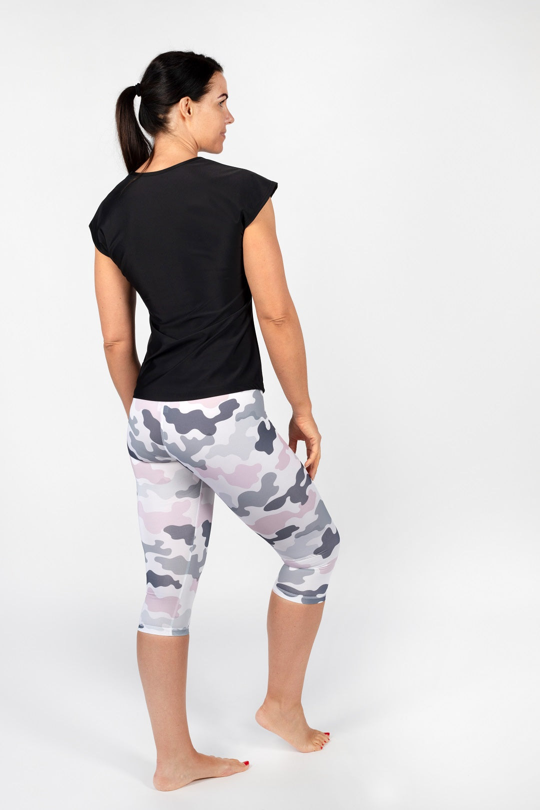 Camouflage Design 3/4 Leggings und schwarzes TShirt von anmila sportswear – Rückansicht