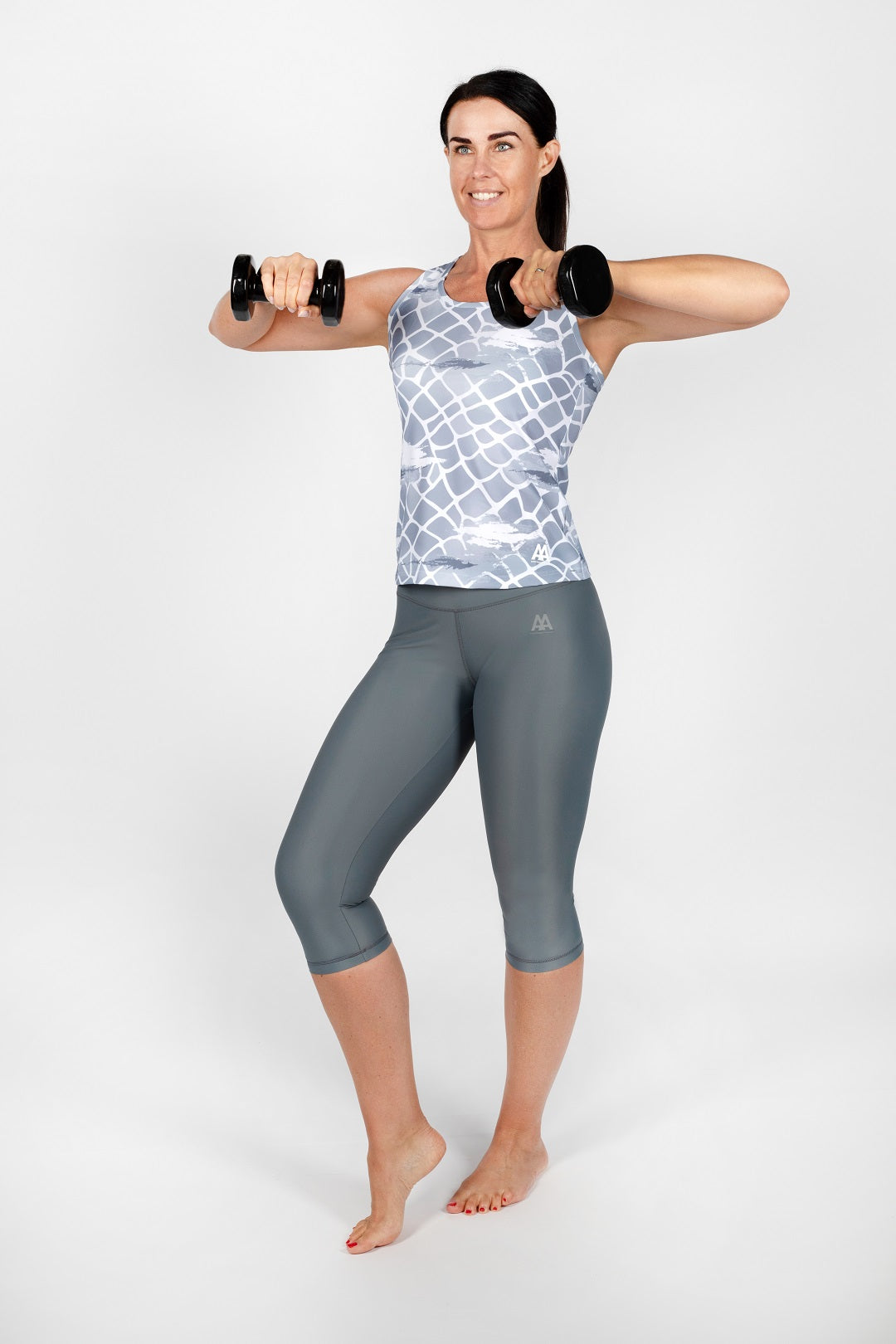 Graue 3/4 Leggings und Blurrred Design Tank Top von anmila sportswear – Vorderansicht
